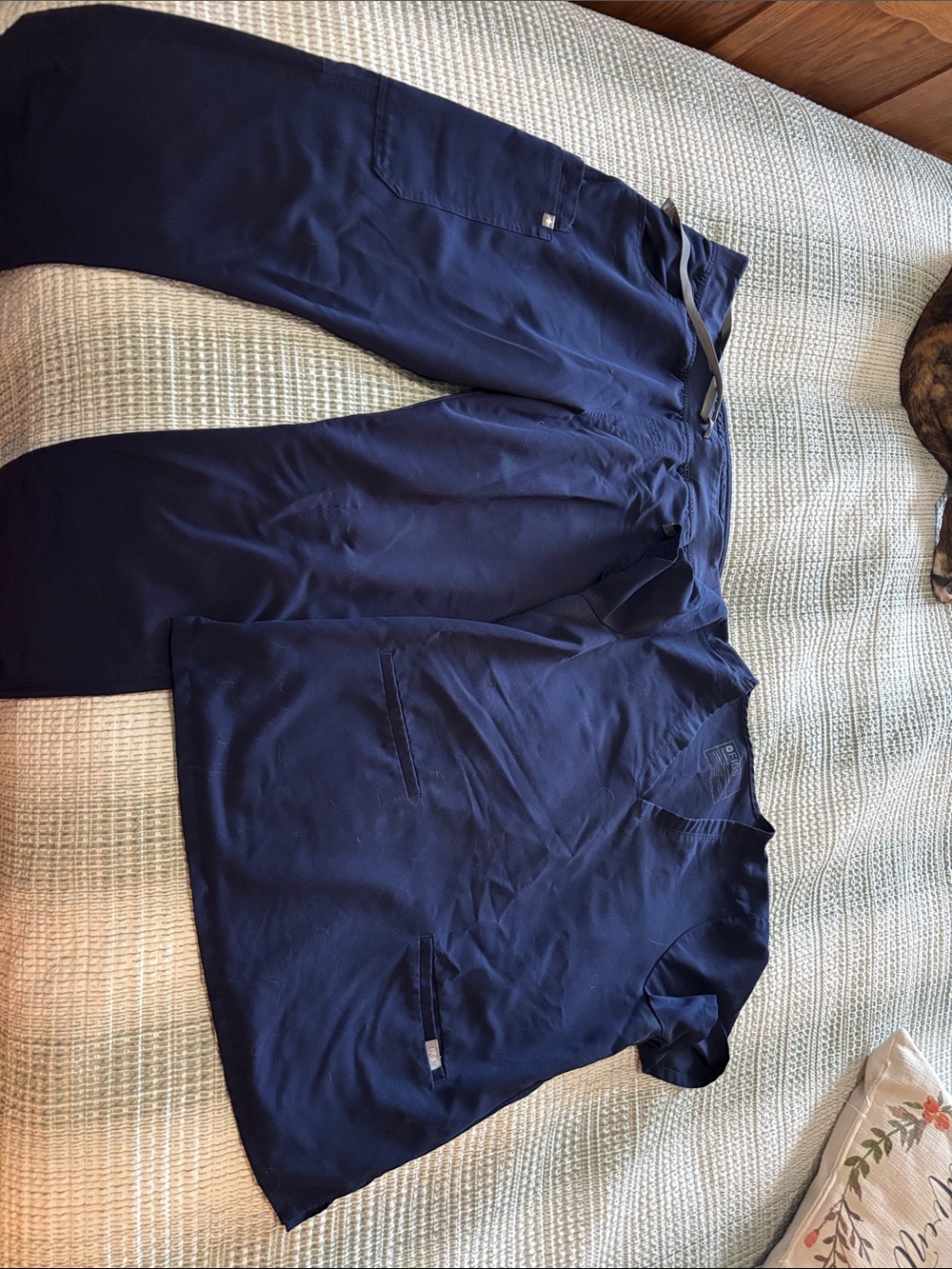 Figs Straight Leg Scrub Pants & Top in Navy